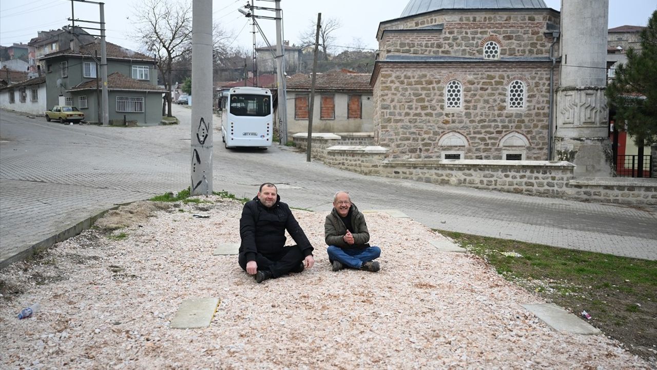 Edirne'de Mahalle Muhtarı, Hizmet Binası Talebi İçin Oturma Eylemi Gerçekleştirdi