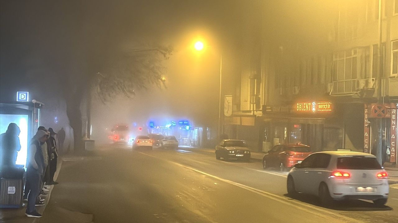 Edirne'de Yoğun Sis Etkisini Artırdı: Görüş Mesafesi 20 Metreye Düşüyor