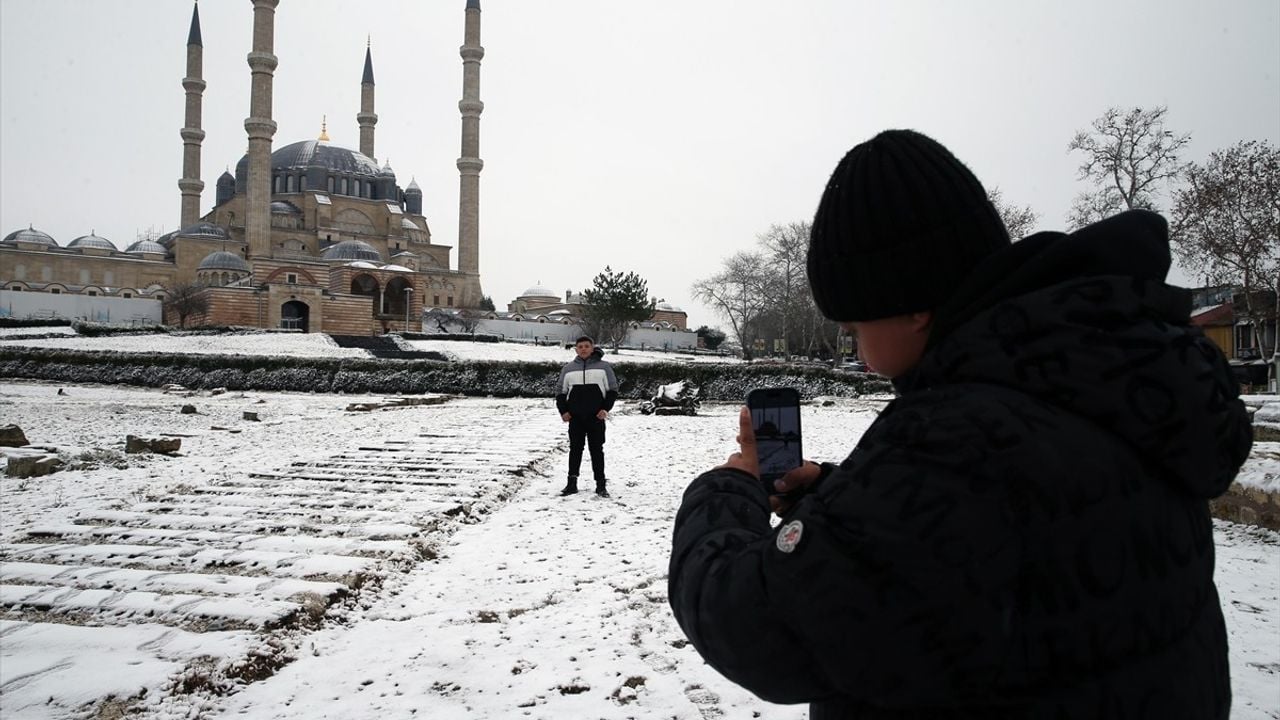 Edirne'deki Kar Manzaraları Tarihi Yapıları Güzelleştiriyor