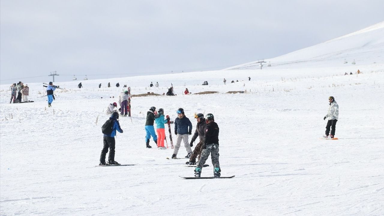 Erciyes Kış Sporları Merkezi'nde Kayak Keyfi