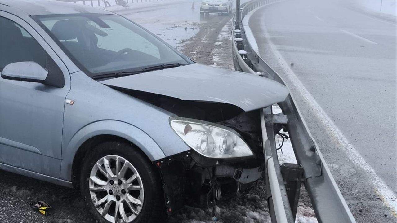 Erzincan'da Bariyerlere Çarpan Otomobilde 3 Kişi Yaralandı