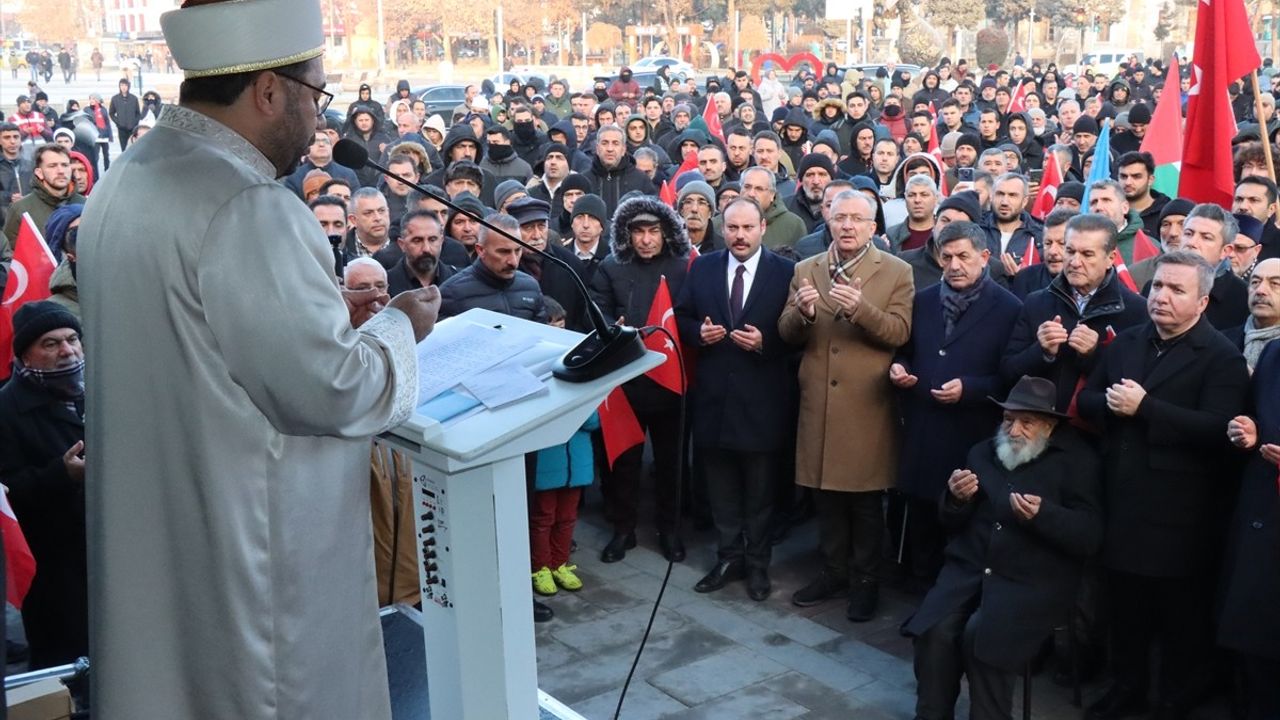 Erzincan'da Sabah Namazında Gazze İçin Destek Yürüyüşü Düzenlendi