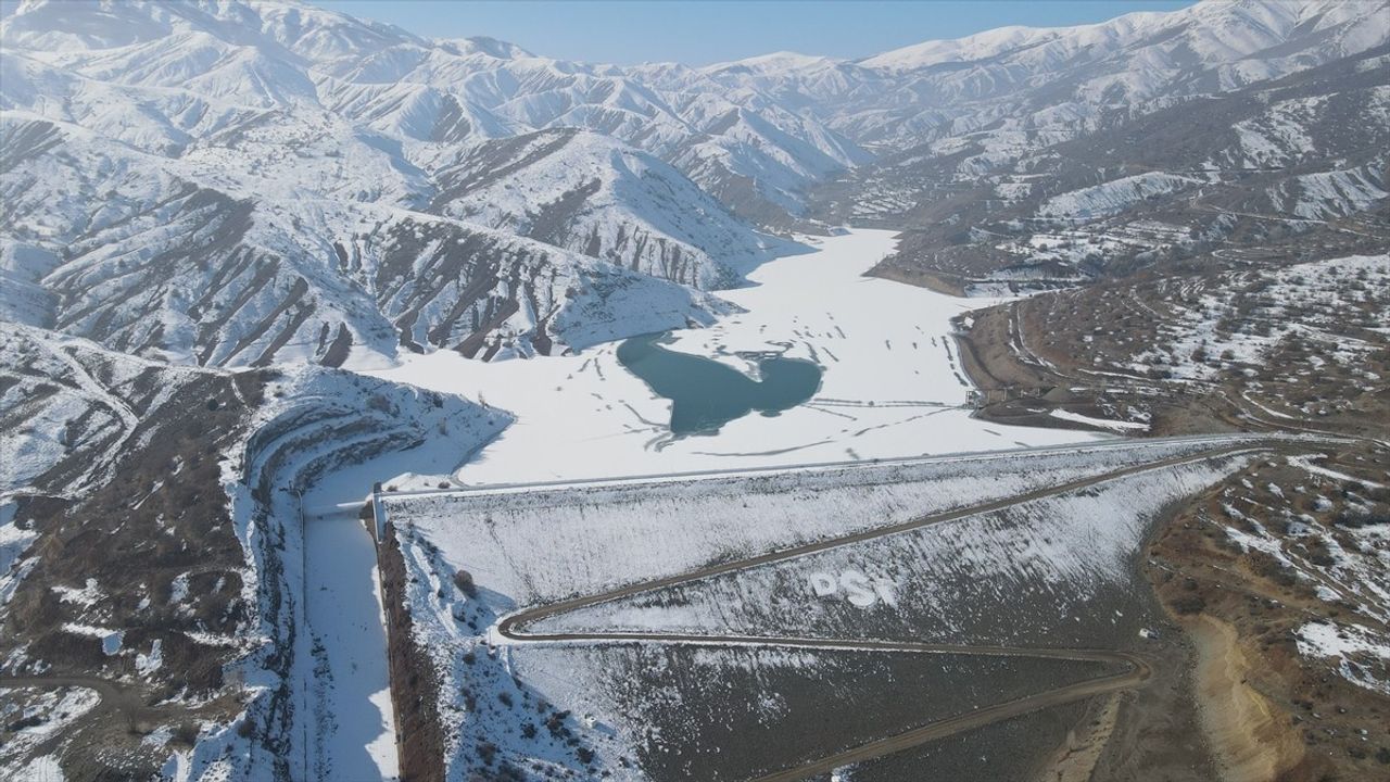 Erzincan'daki Göyne Barajı Kar ve Buzla Kaplandı