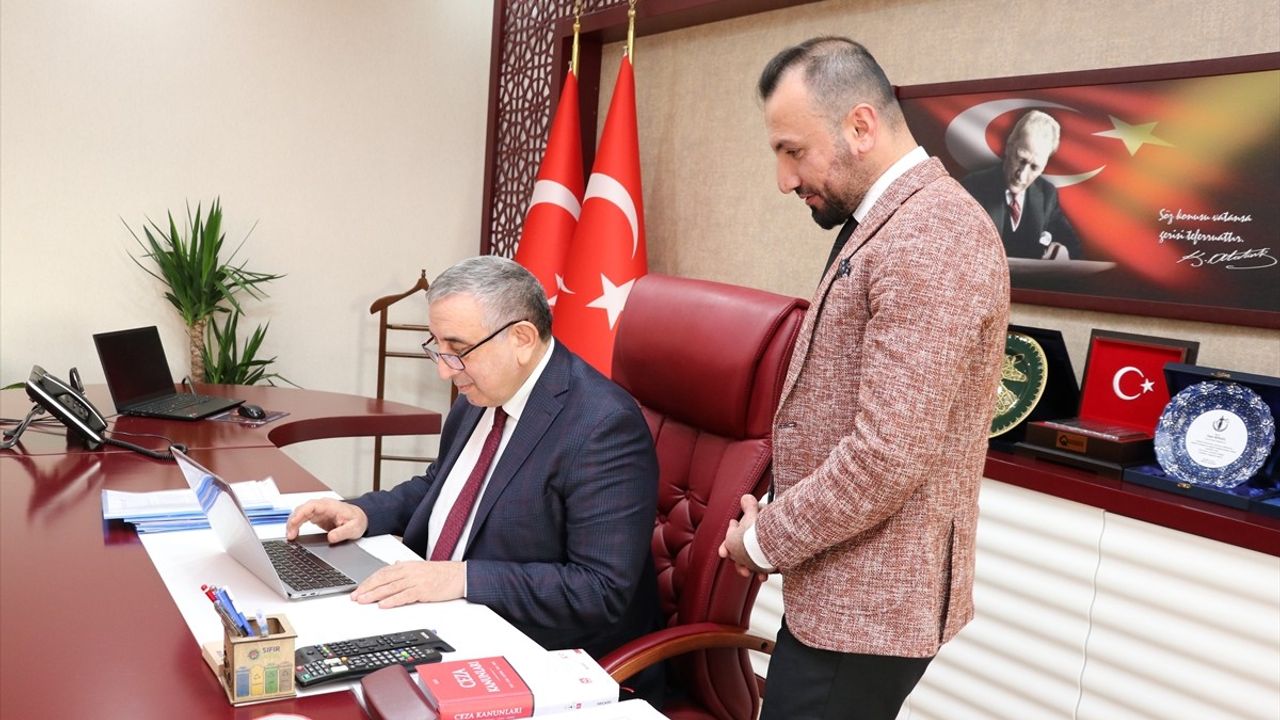 Erzurum Bölge Adliye Mahkemesi Başsavcısı Ünal Bingül, Anadolu Ajansı'nın Yılın Kareleri Oylamasına Katıldı