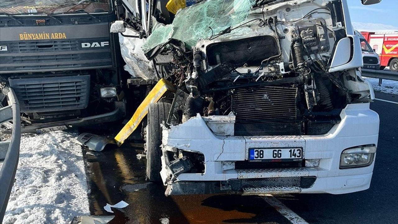 Erzurum'da 2 Tırın Karıştığı Kazada 1 Sürücü Hayatını Kaybetti