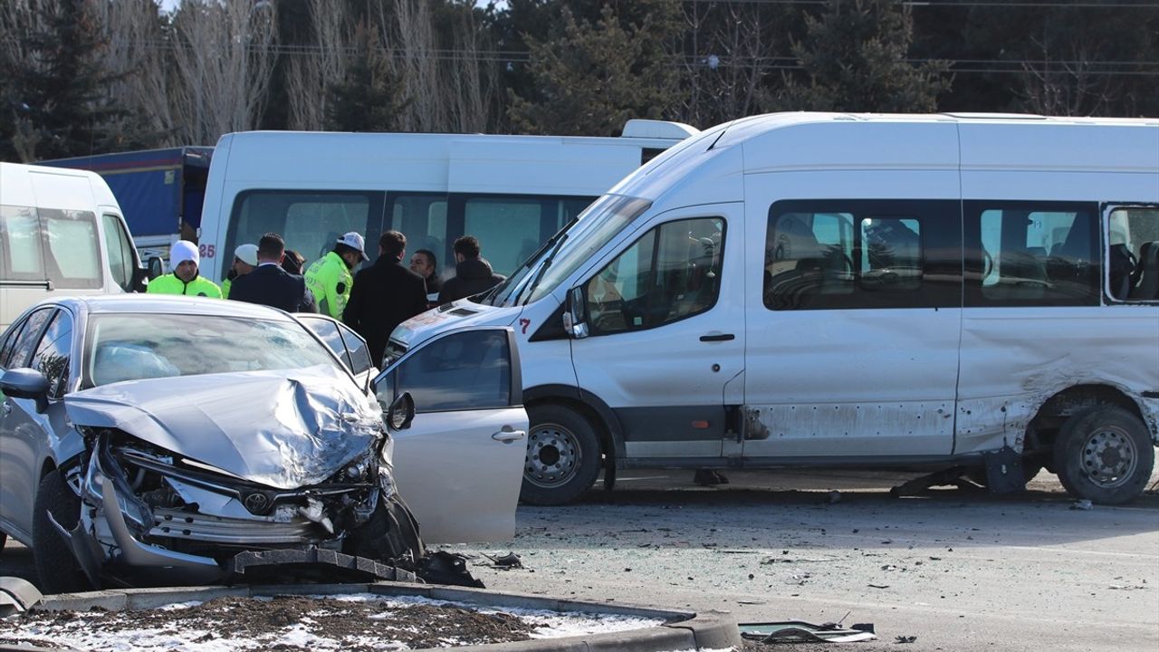 Erzurum'da Minibüs ve Otomobil Çarpıştı: 6 Yaralı