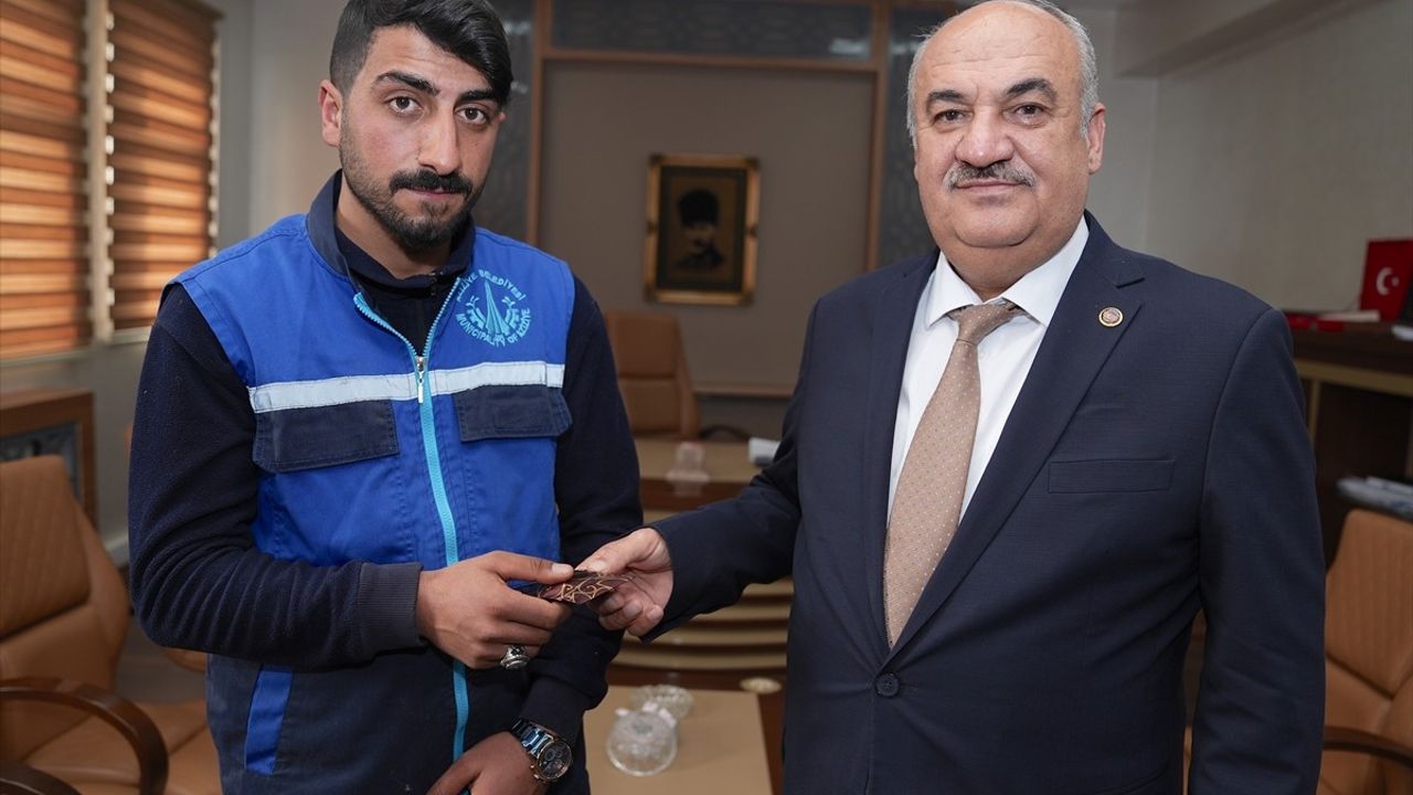 Erzurum'da Temizlik İşçisi, 30 Bin Doları Sahibine Ulaştırdı