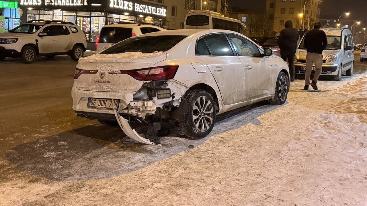 Erzurum'da Zincirleme Trafik Kazası: 4 Yaralı