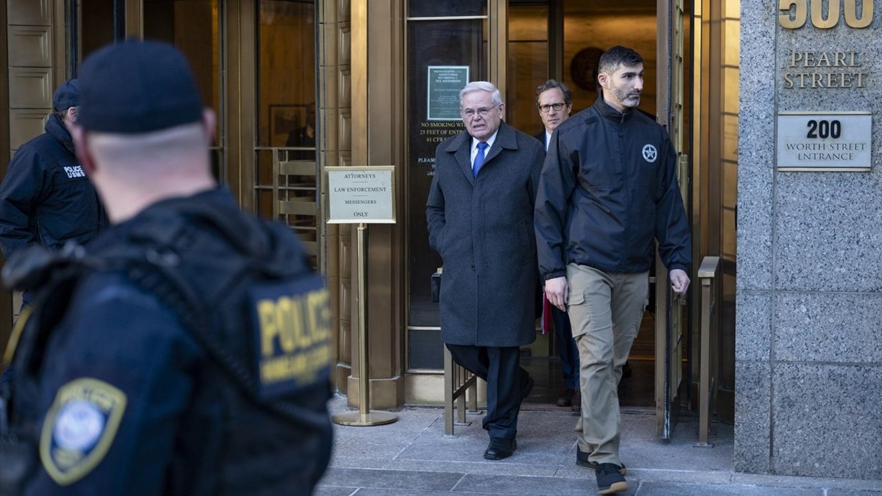 Eski Senatör Bob Menendez'e 11 Yıl Hapis Cezası Verildi