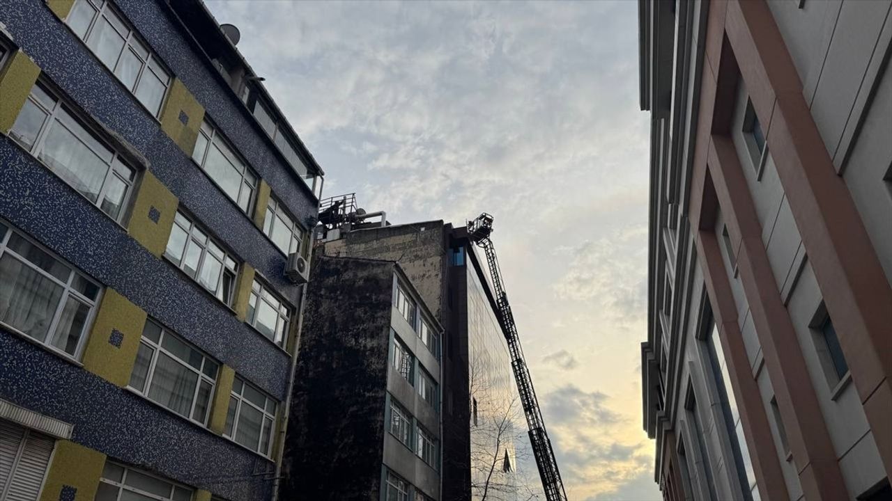 Fatih'te Bir Lokantanın Bacasında Yangın Çıktı