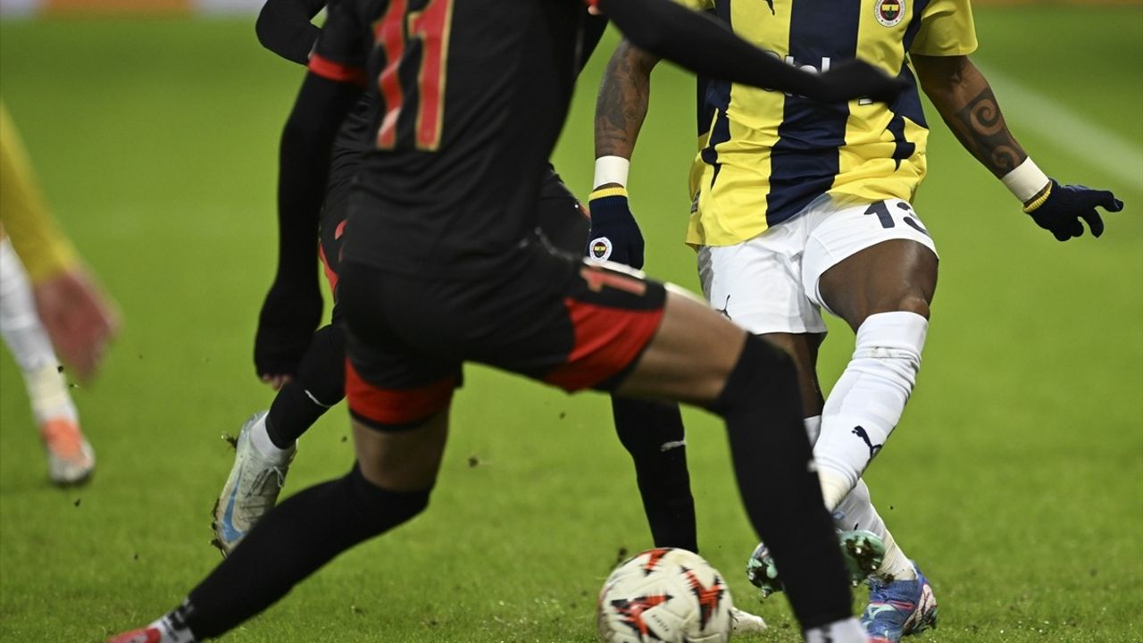 Fenerbahçe, Midtjylland Maçında Zorunlu Değişikliklerle Sahaya Çıktı