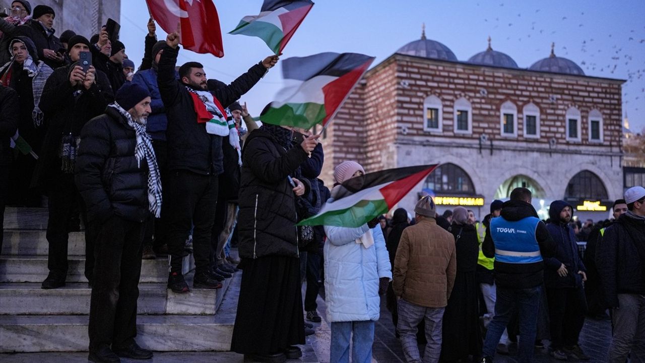 Filistin için Galata Köprüsü'nde On Binlerce Kişinin Yürüyüşü Gerçekleşti