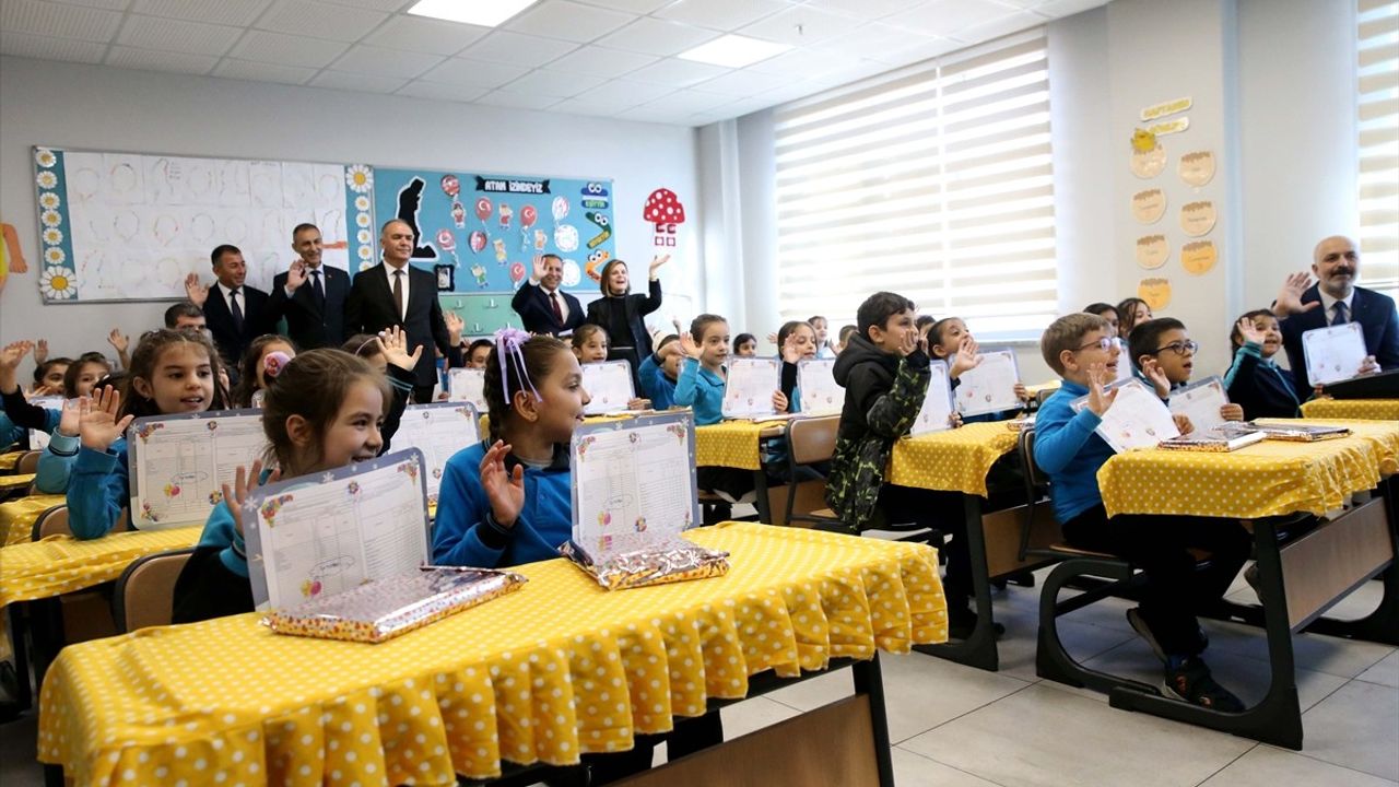 Gaziantep ve Çevre İllerde Karneler Heyecanla Dağıtıldı