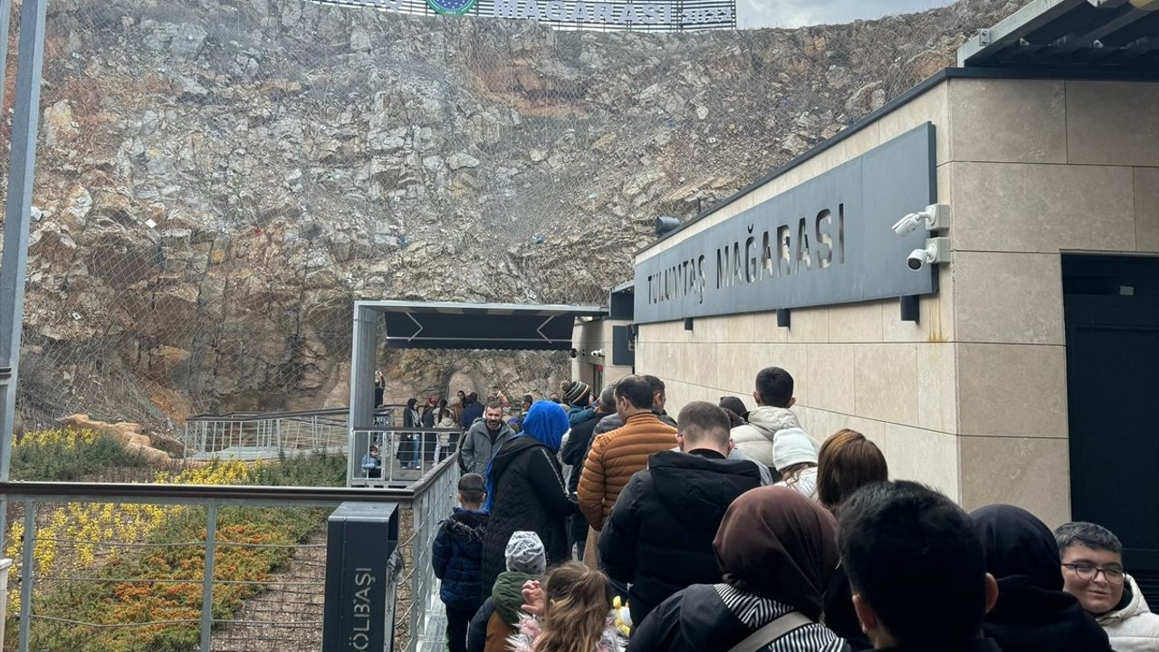Gölbaşı’ndaki Tulumtaş Mağarası'nda Hafta Sonu Yoğunluğu