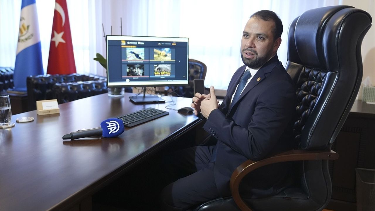 Guatemala'nın Ankara Büyükelçisi Recinos, Anadolu Ajansı'nın 'Yılın Kareleri' Oylamasına Katıldı