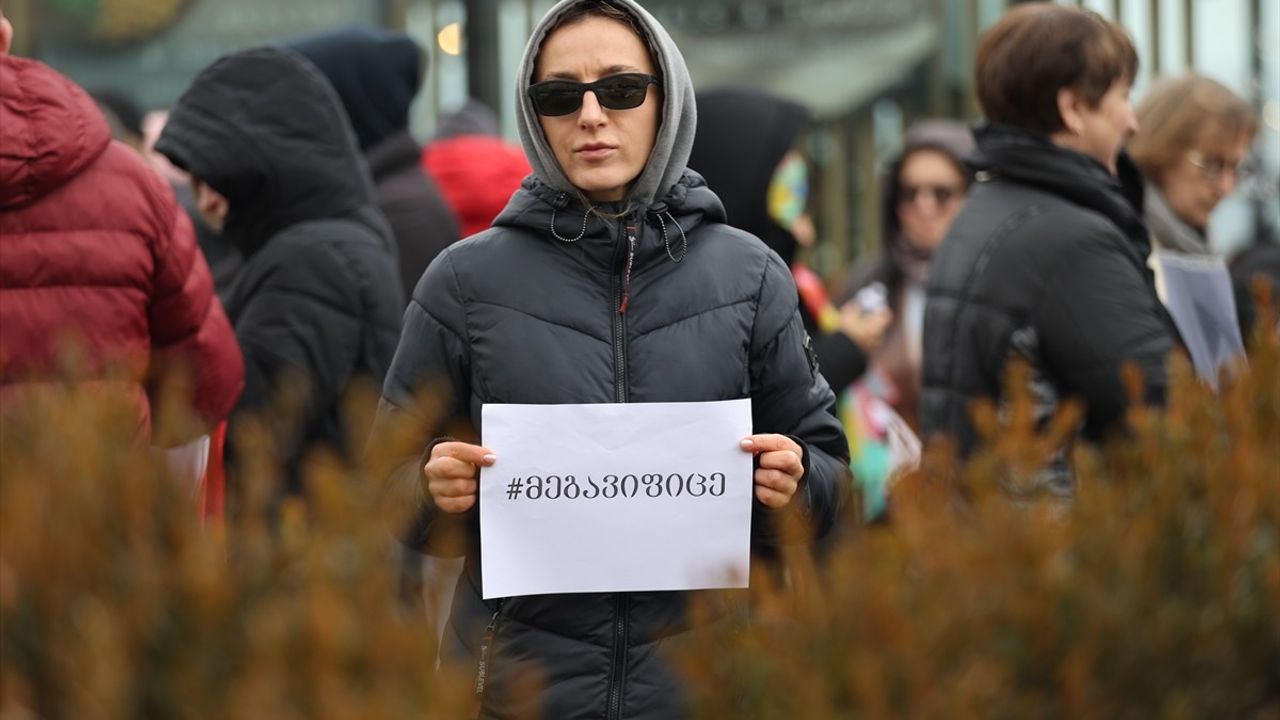 Gürcistan'da AB Yanlısı Gösteriler Kapsamında Özel Sektör Çalışanlarından Grev