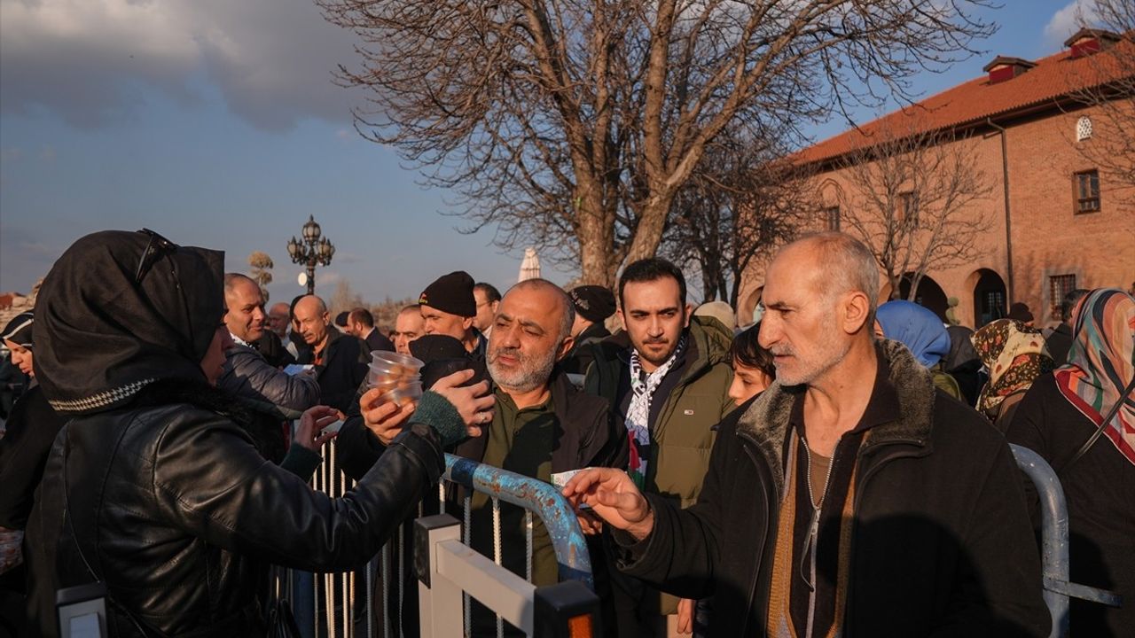 HAK-İŞ, Miraç Kandili'nde İkramlarda Bulundu