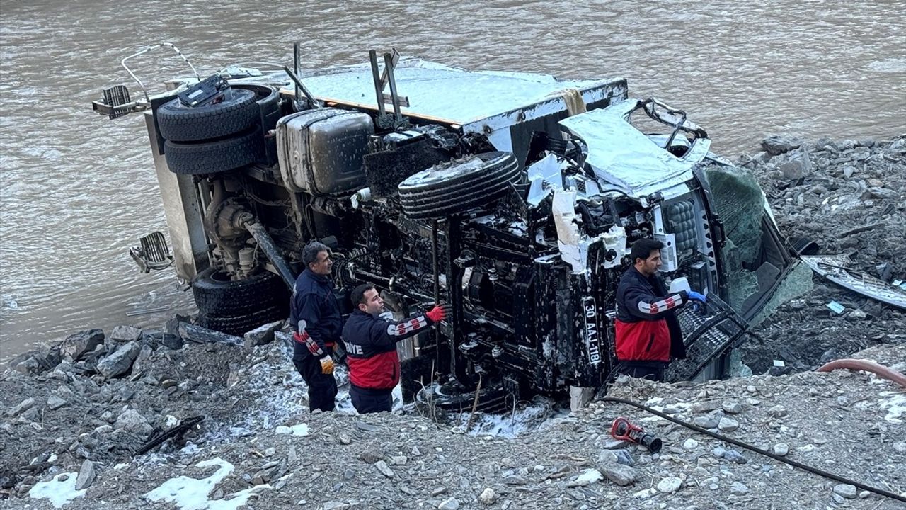 Hakkari'de Çöp Kamyonu Devrildi: 3 Personel Yaralandı