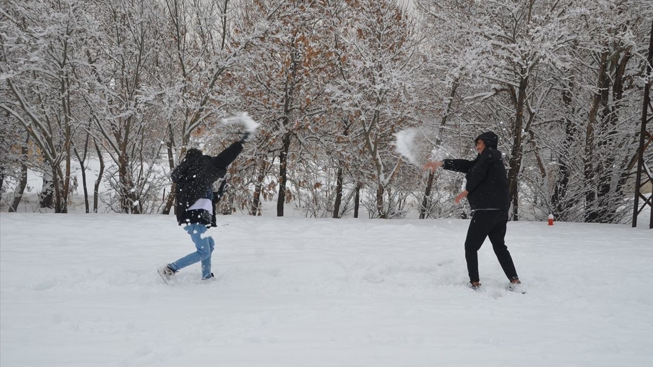 Hakkari'de Kar Yağışı 132 Yerleşim Yerinin Yolunu Kapattı