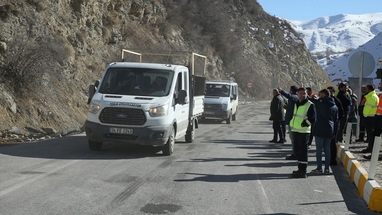 Hakkari'de Yeniköprü Tüneli'nden Araç Geçişleri Başladı