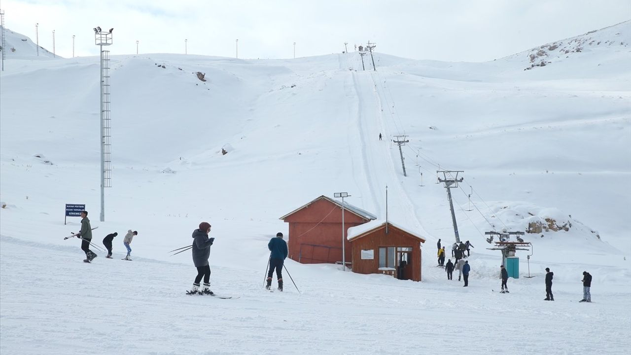 Hakkari'deki Mergabütan Kayak Merkezi'nde Kayak Keyfi