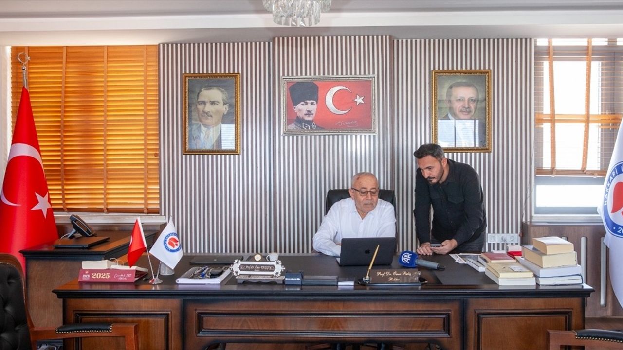 Hakkari Üniversitesi Rektörü Prof. Dr. Ömer Pakiş, Anadolu Ajansı'nın 'Yılın Kareleri' Oylamasına Katıldı