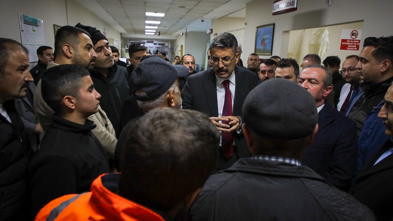 Hakkari Valisi Ali Çelik, Trafik Kazasında Yaralanan Personeli Ziyaret Etti