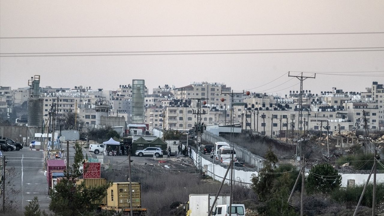 Hamas ve İsrail Arasındaki Üçüncü Esir Takası: Filistinli Esirler Serbest Bırakıldı