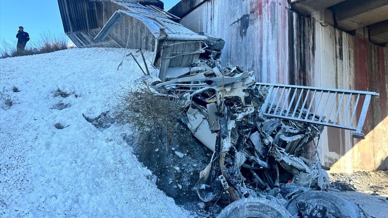 Hatay'da 4 Araçlı Trafik Kazasında 1 Kişi Hayatını Kaybetti, 2 Kişi Yaralandı