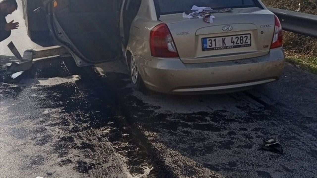 Hatay'da Tıra Arkadan Çarpan Otomobil Kazasında İki Yaralı