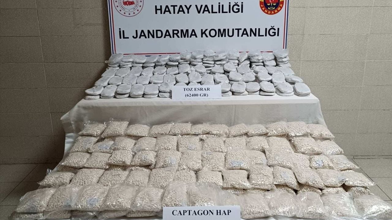 Hatay'da Uyuşturucu Operasyonu: 2 Zanlı Yakalandı, 62 Kilo Esrar ve 510 Bin Uyuşturucu Hap Ele Geçirildi