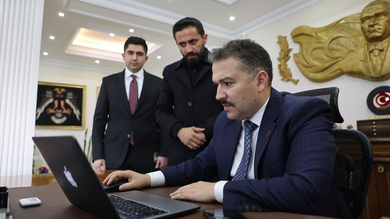 Iğdır Valisi Ercan Turan, Anadolu Ajansının Yılın Kareleri Oylamasına Katıldı