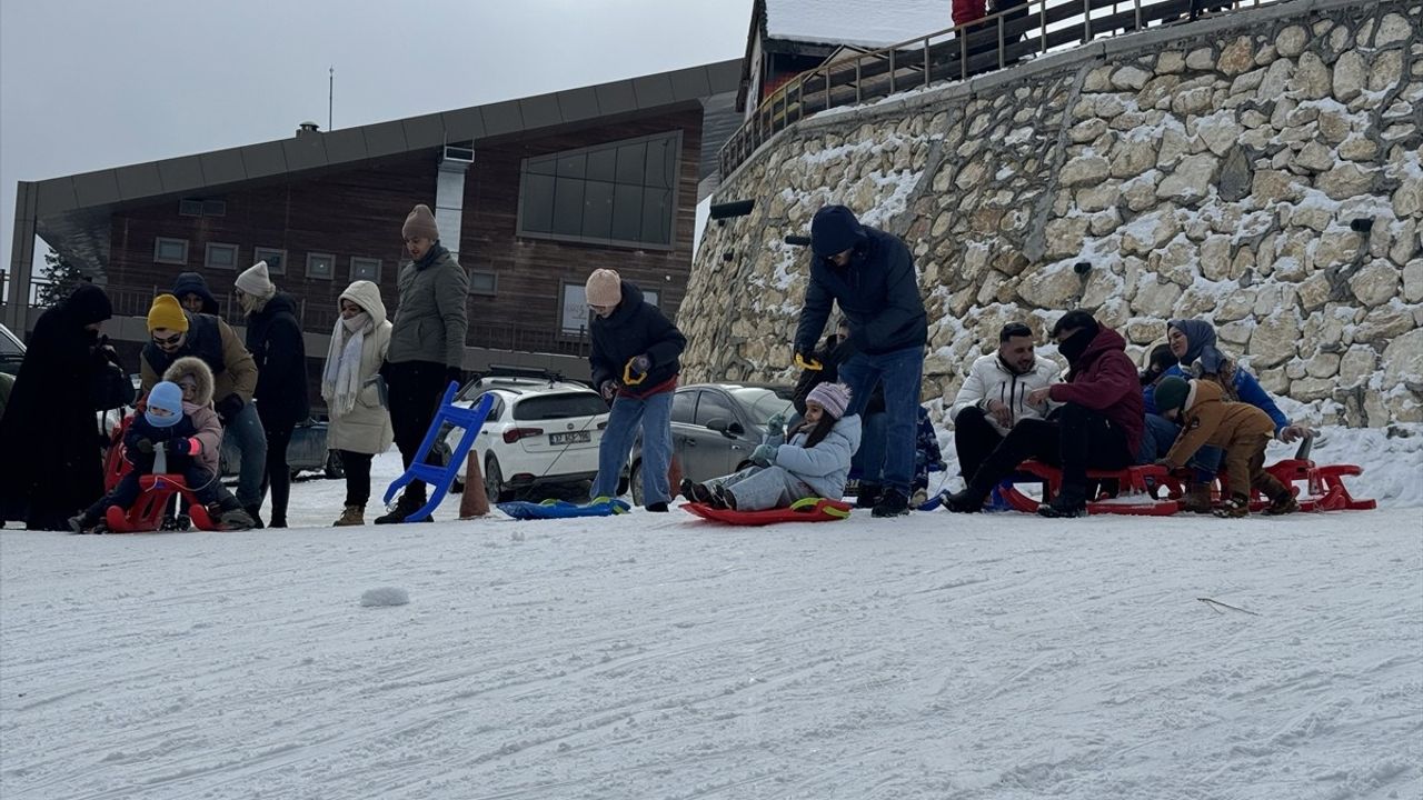 Ilgaz Dağı'nda Yurduntepe Kayak Merkezi Hafta Sonu Yoğunluğu