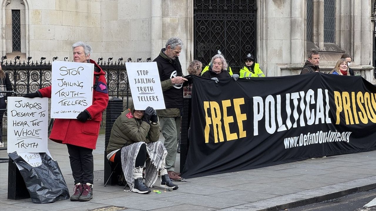 İngiltere'de İklim Aktivistlerine Destek Eylemi Düzenlendi
