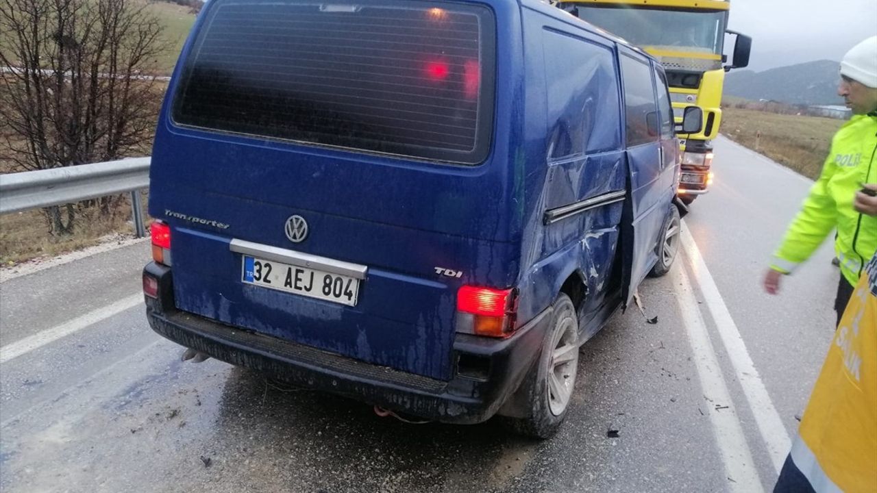 Isparta'da Sivil Polis Aracı ile Kamyonet Çarpıştı: 2 Polis Memuru Yaralı