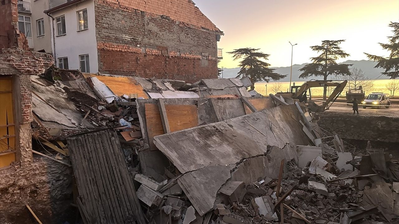 Isparta'nın Eğirdir İlçesinde Boş Bir Bina Çöktü