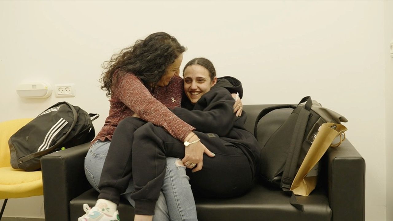 İsrail, Hamas'ın Serbest Bıraktığı 3 Esiri Teslim Aldı