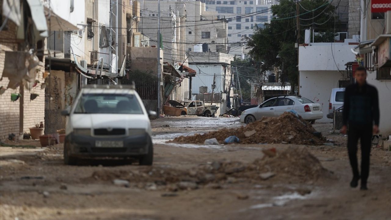 İsrail Ordusu Batı Şeria'da Baskınlar ve Gözaltılar Gerçekleştiriyor