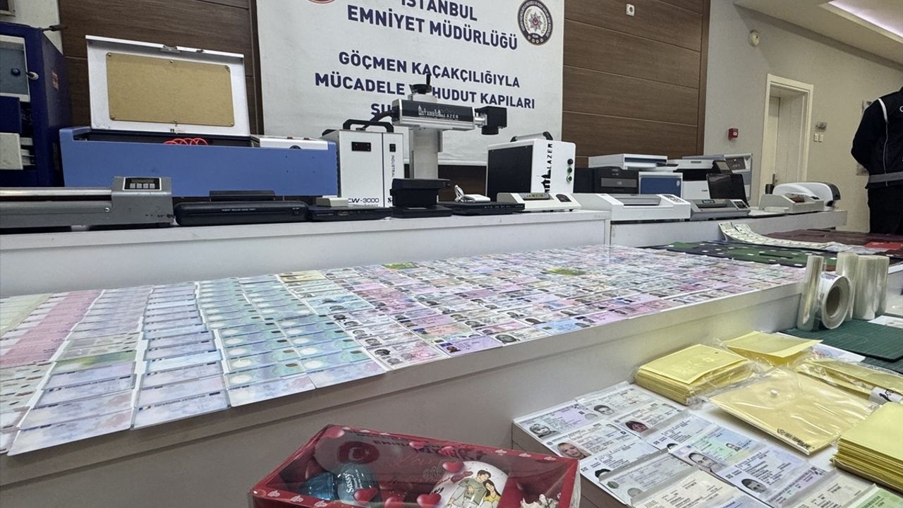 İstanbul'da Sahte Kimlik ve Pasaport Operasyonu: 8 Zanlı Tutuklandı