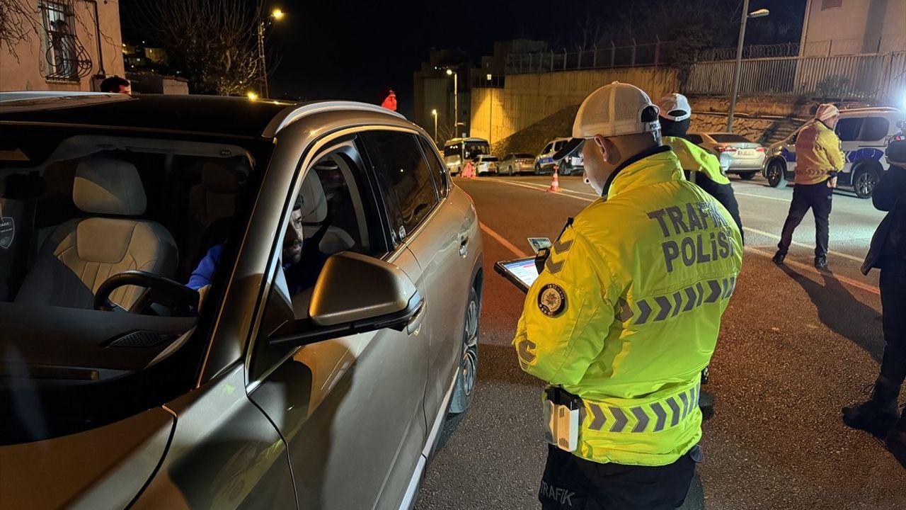 İstanbul Emniyet Müdürü Selami Yıldız, Maltepe'de Uyuşturucu ile Mücadele Uygulamasını Denetledi