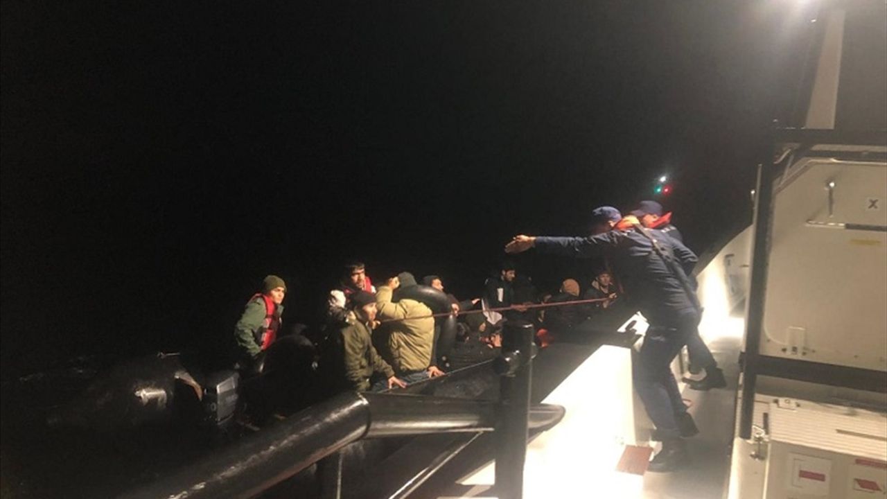 İzmir Açıklarında 27 Düzensiz Göçmen Kurtarıldı