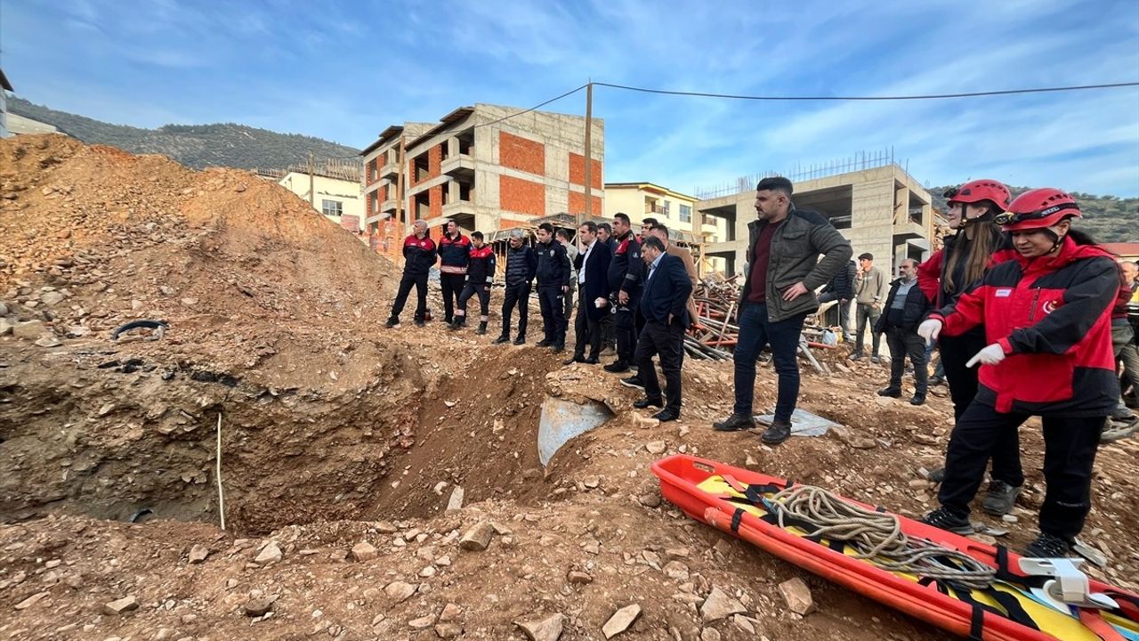 İzmir Bayındır'da İnşaat Alanındaki Göçükte İşçi Kurtarıldı