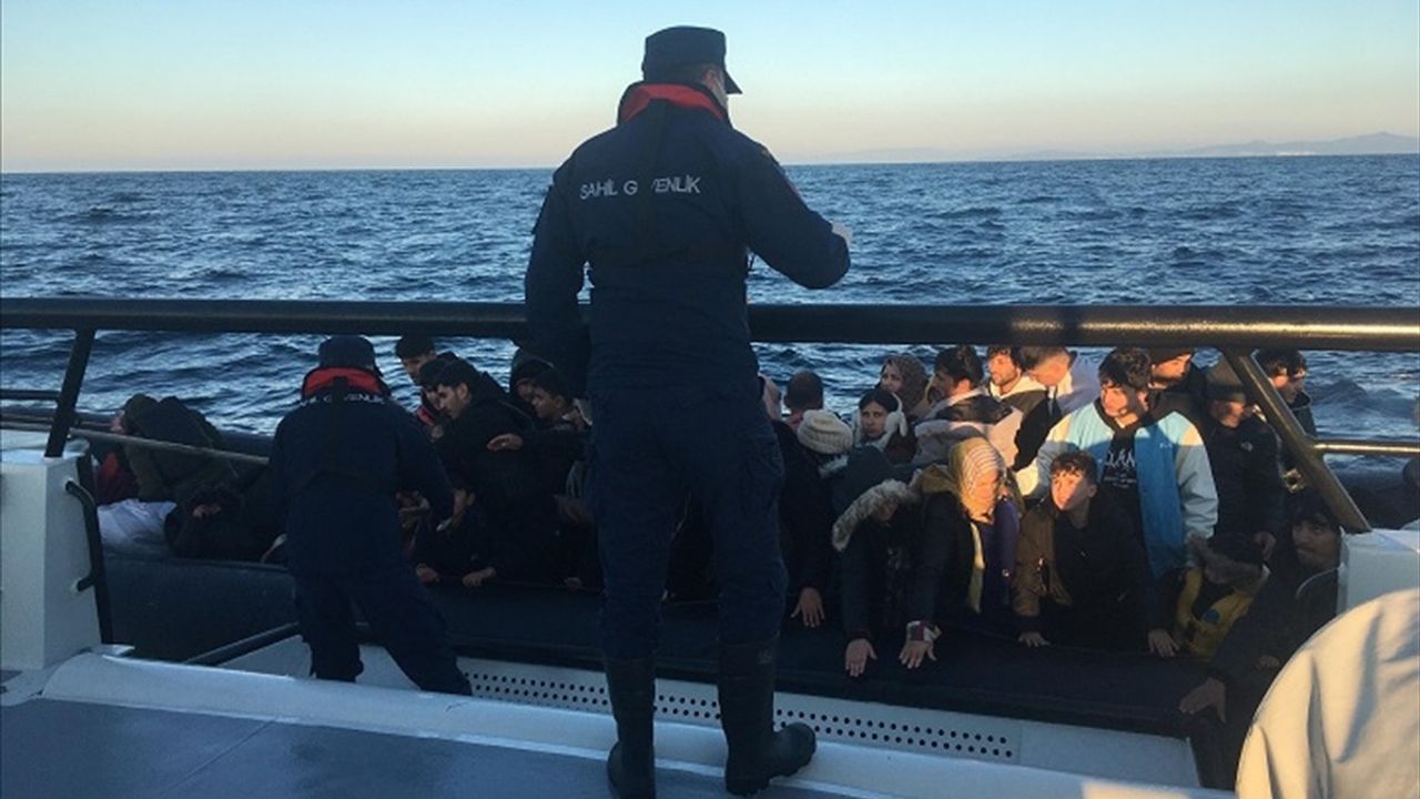 İzmir'de 73 Düzensiz Göçmen Kurtarıldı, 155 Göçmen Yakalandı