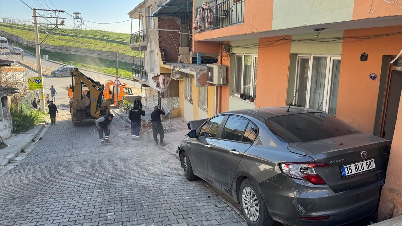İzmir'de Freni Boşalan Kamyon Ev ve Araçlara Çarptı