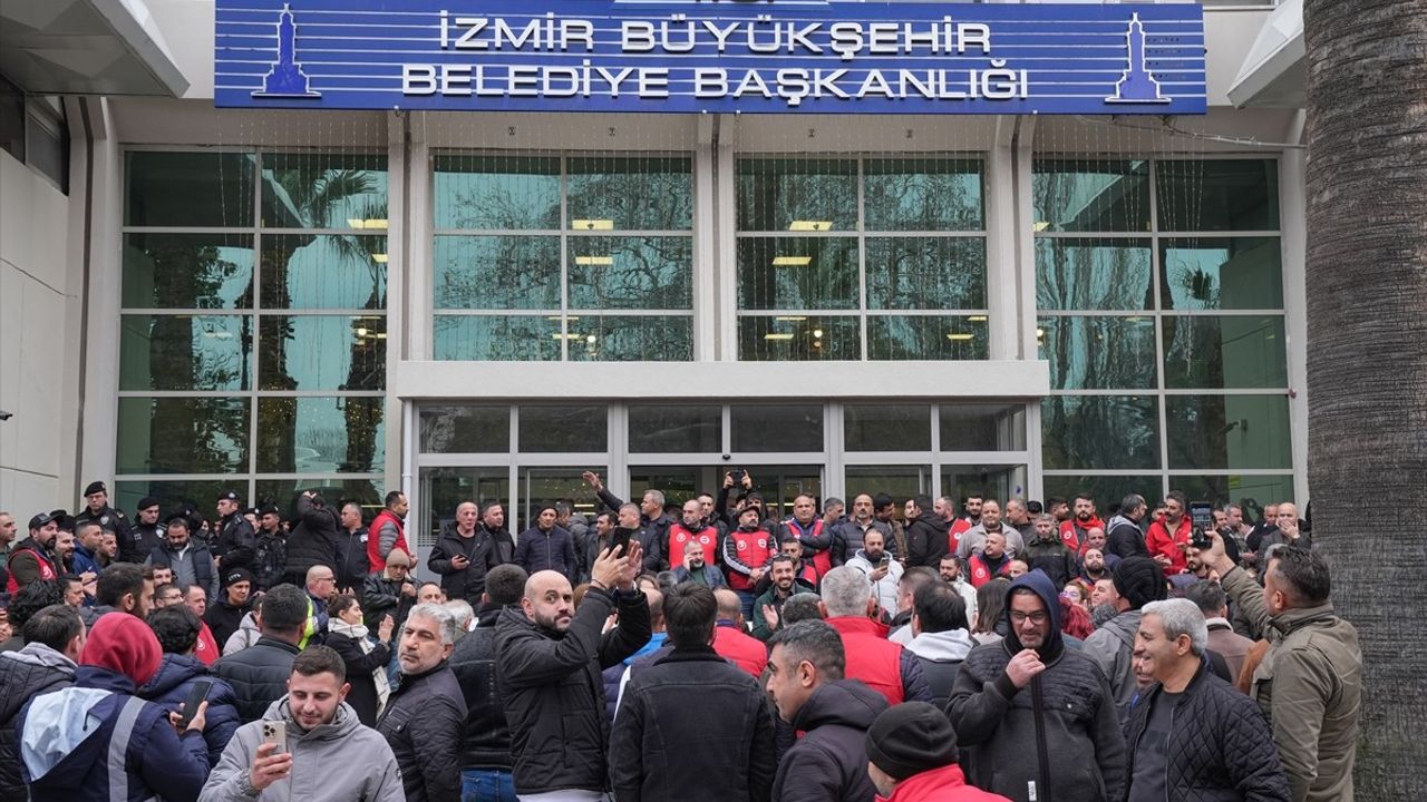 İzmir'de İZENERJİ ve İZELMAN Çalışanları İş Bıraktı