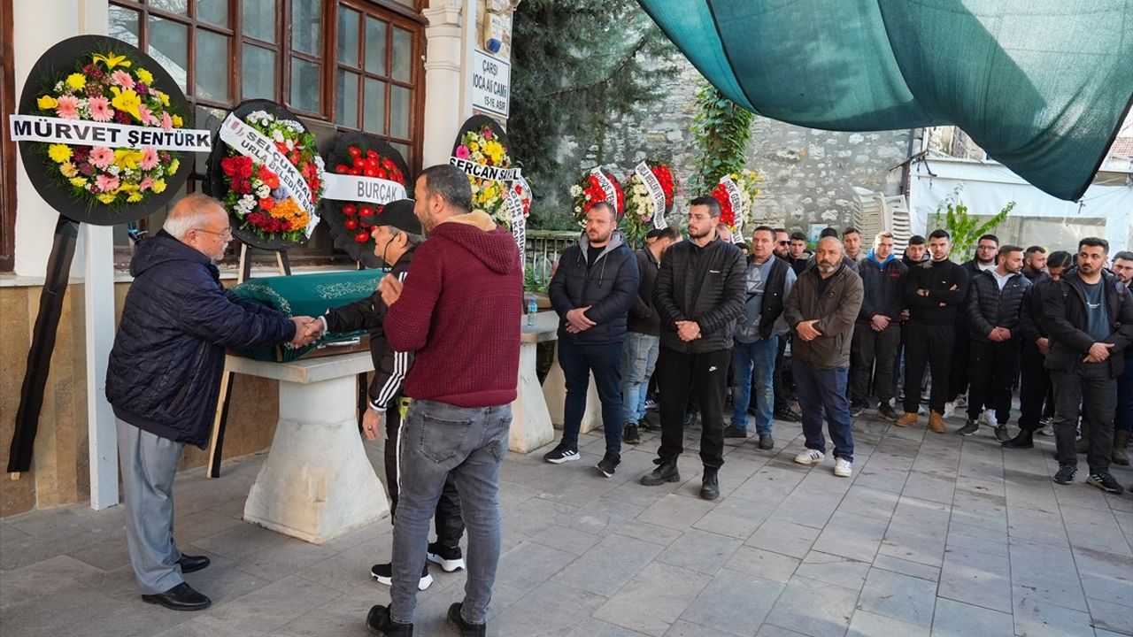 İzmir'de Motosiklet Kazası: 2 Genç Hayatını Kaybetti