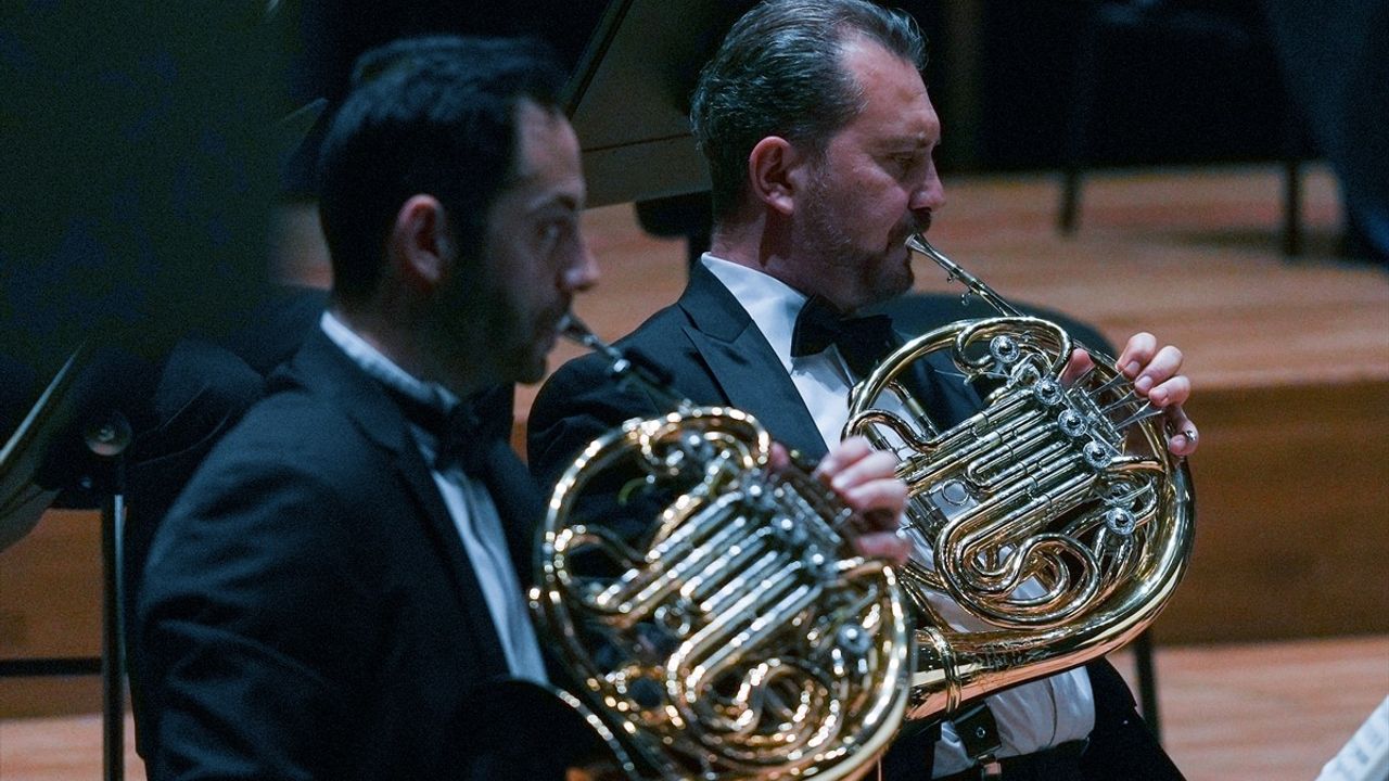 İzmir'de Olten Filarmoni Orkestrası Hollanda-Türkiye Dostluk Konseri Verdi