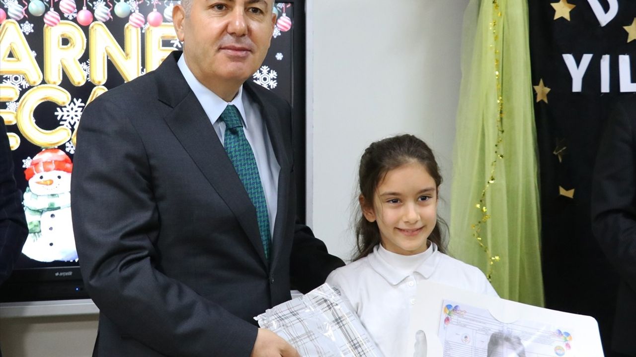 İzmir ve Çevresindeki Öğrenciler Karnelerini Aldı