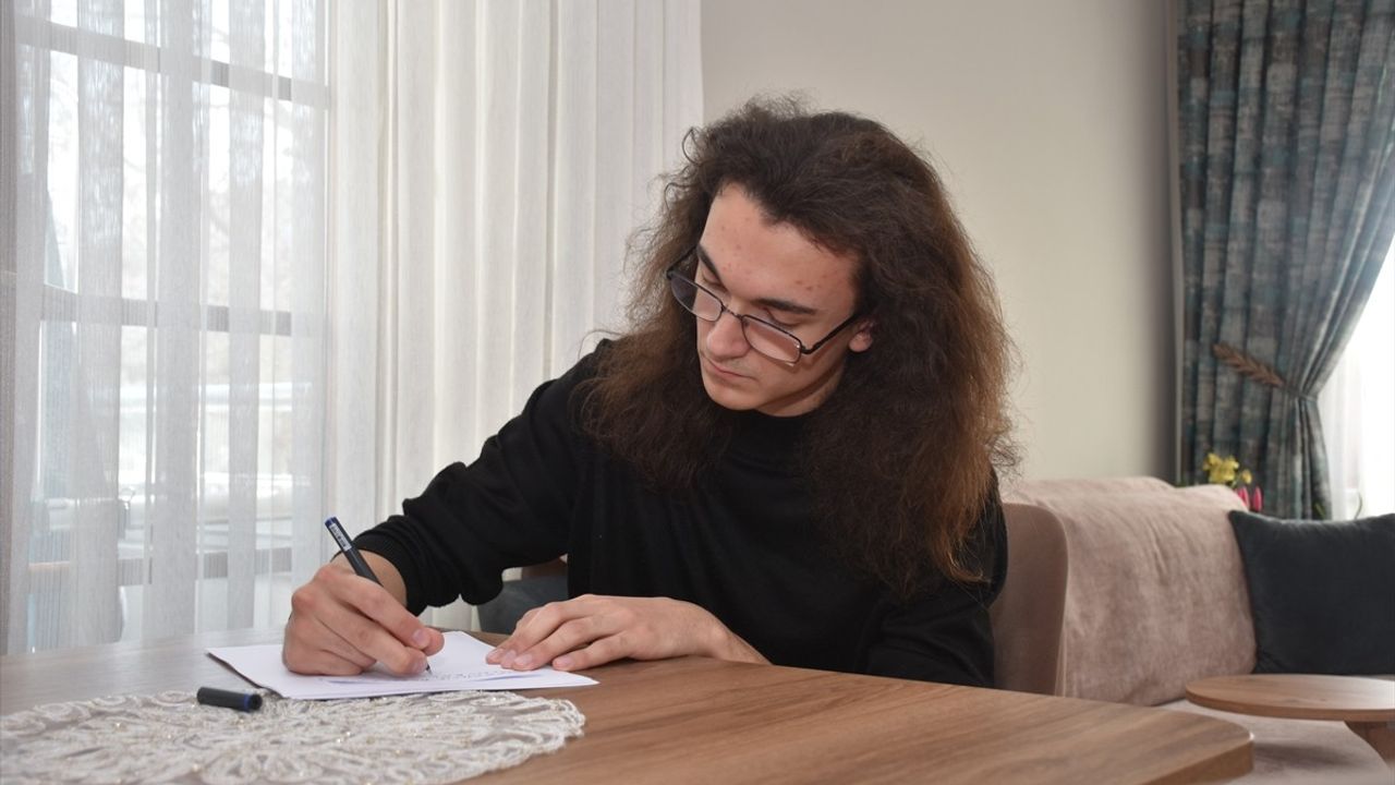 Japonca Öğrenen 17 Yaşındaki Öğrenci, Ertuğrul Fırkateyni Şehitleri Anıtı'nı Ziyaret Etti