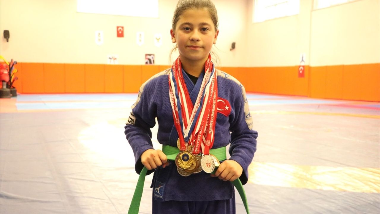 Judoda 14 Madalya Kazanan 12 Yaşındaki Berrak Bekçi'nin Balkan Şampiyonluğu Hedefi